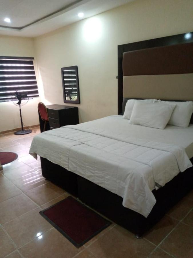 Senators Suites And Towers Hotel Omole Quarto foto